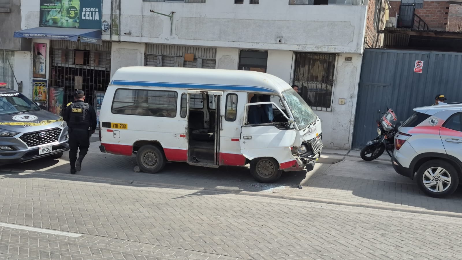 Chofer y su esposa de la combi con la que la camioneta chocó quedaron heridos (Foto: Pedro Torres/@photo.gec)