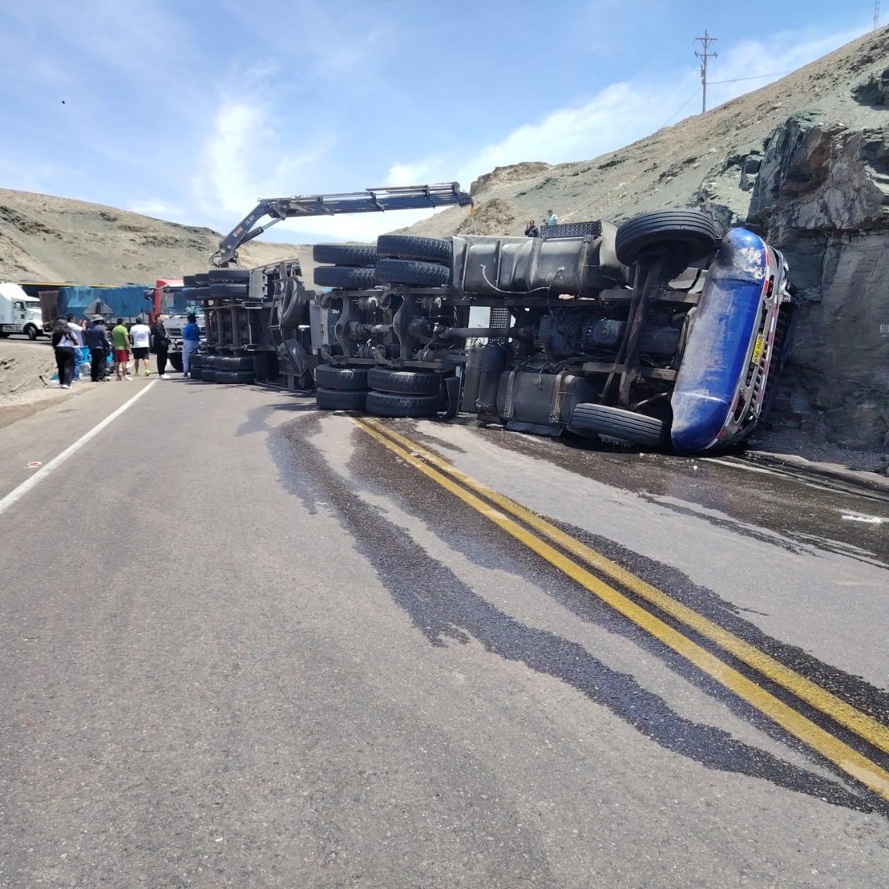 Tráiler se despistó y posteriormente la camioneta impactó contra el vehículo pesado. Foto: PNP