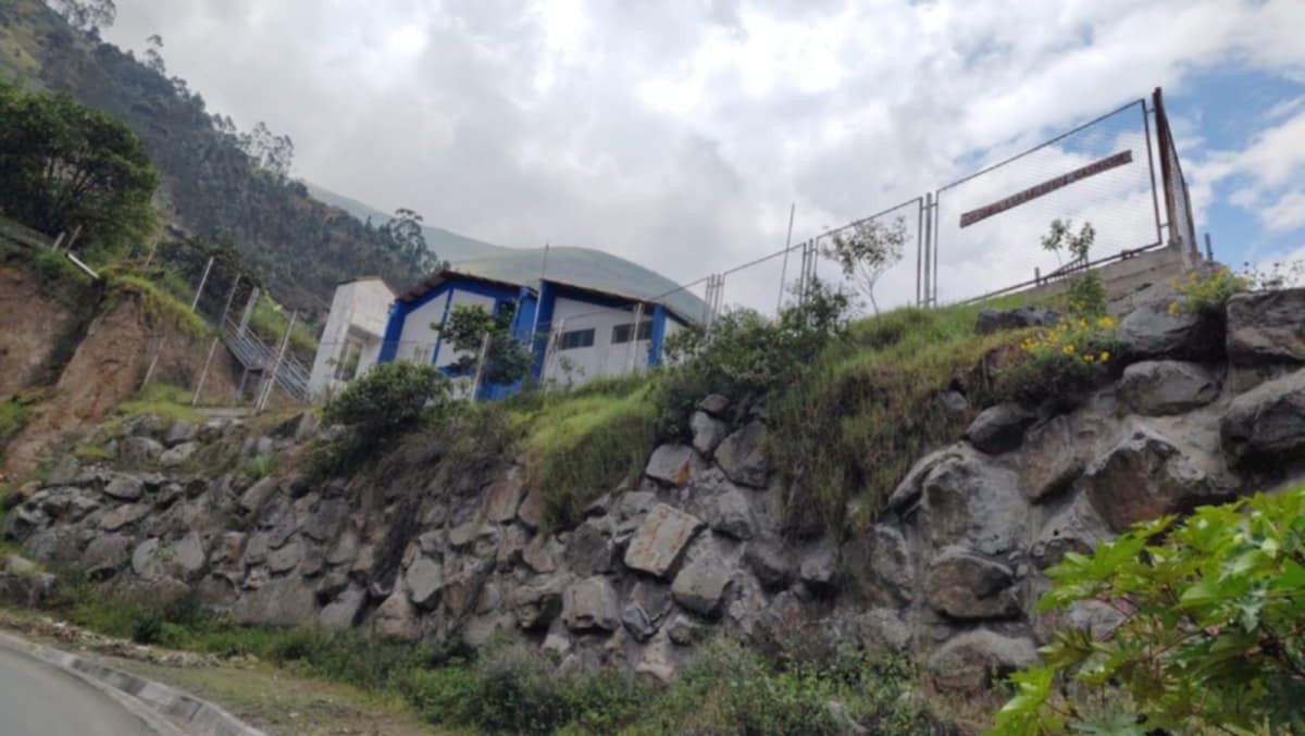 Según informó la Contraloría General de la República, la institución educativa ya fue declarada inhabitable. Generaron que el suelo sobre el que se levantó ceda por falta de estabilidad y compactación produciendo el riesgo latente de que toda la infraestructura educativa colapse Perjuicio económico es de S/ 770 mil.