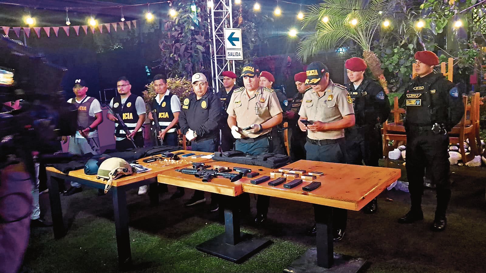 Nueve hombres y seis mujeres fueron arrestados por supuestamente pertenecer a organización criminal. Detención se produjo en discoteca de Ate.