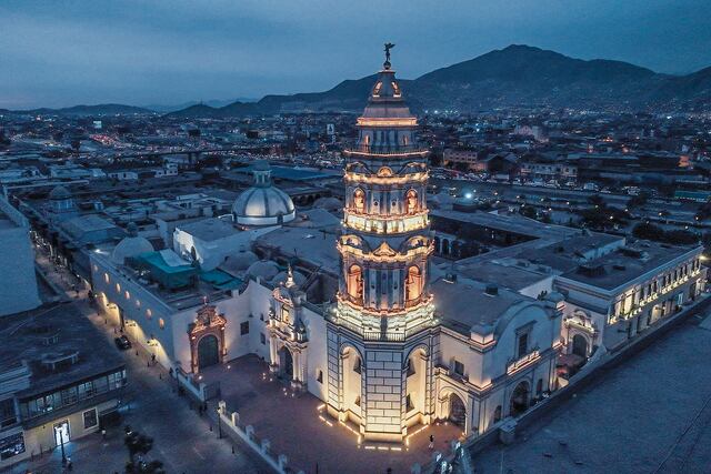 Nuevos sistema de iluminación LED realza la figura del histórico templo.
