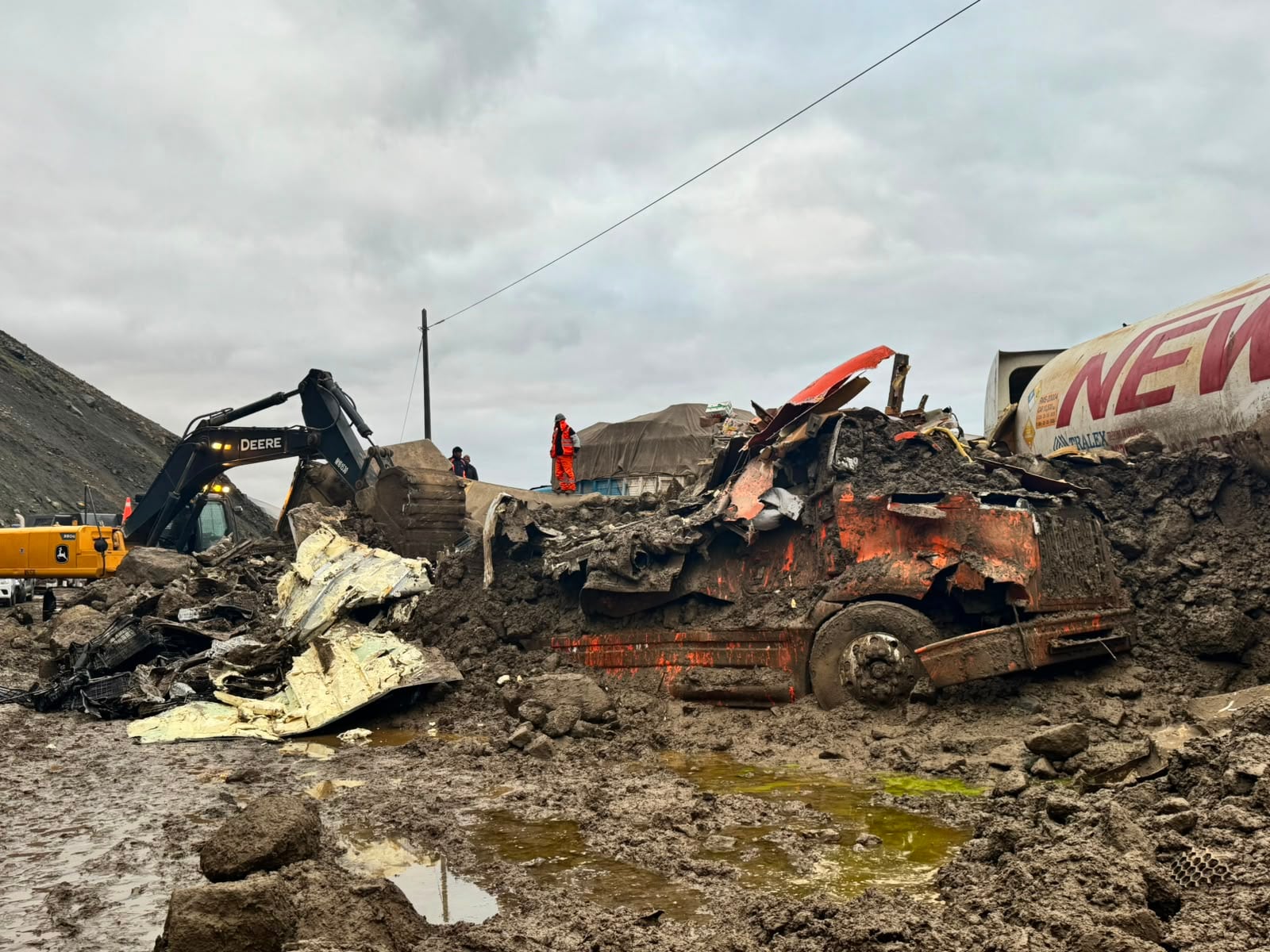 Así quedaron los camiones tras el huaico en la Panamericana Sur en Arequipa. Foto: Joe Arela.