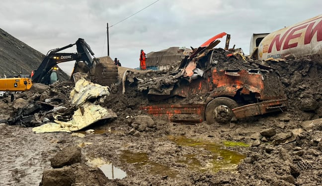 Así quedaron los camiones tras el huaico en la Panamericana Sur en Arequipa. Foto: Joe Arela.