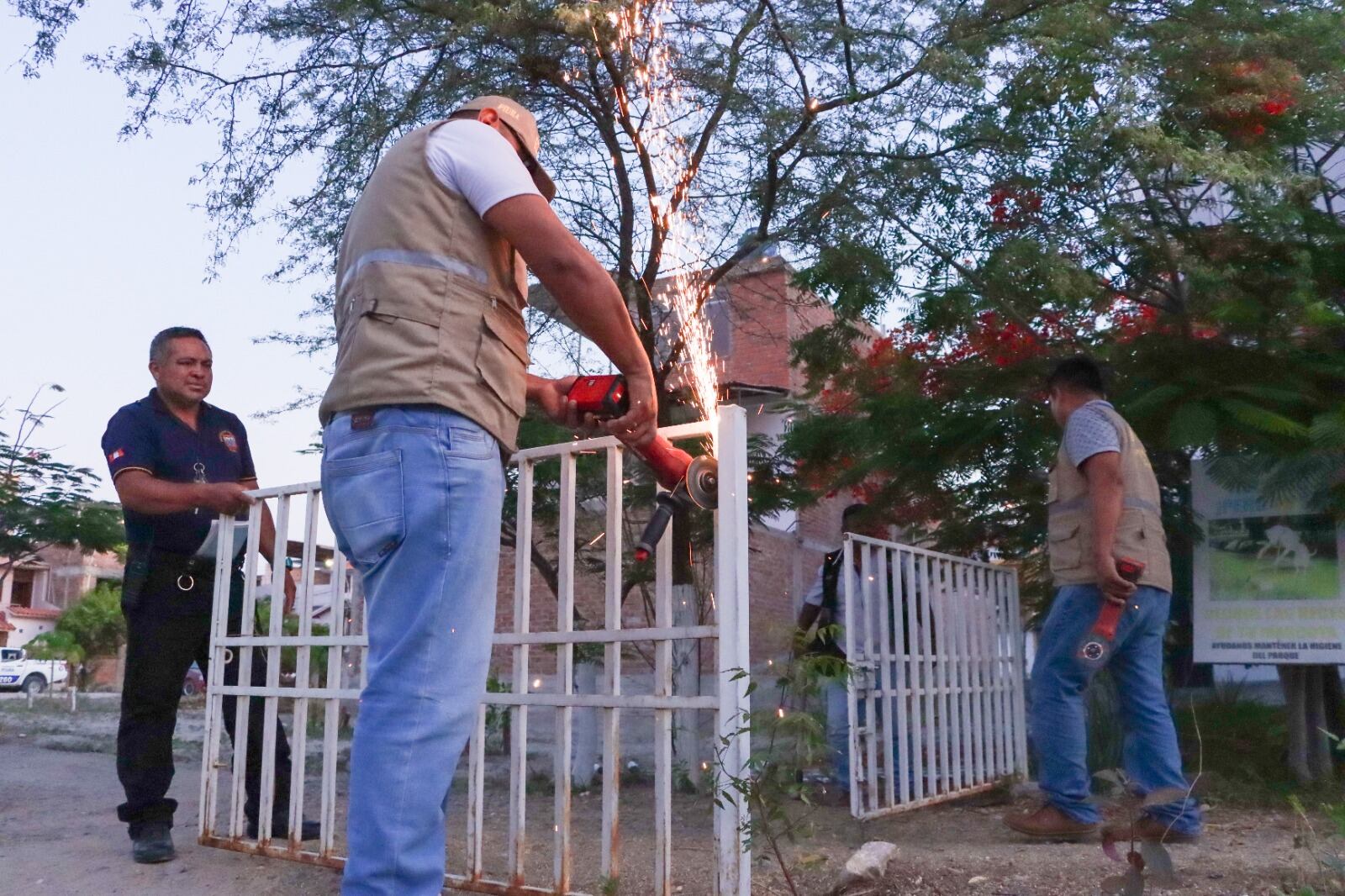 Personal de Fiscalización de la comuna piurana retira estructura que impedía acceso a parque