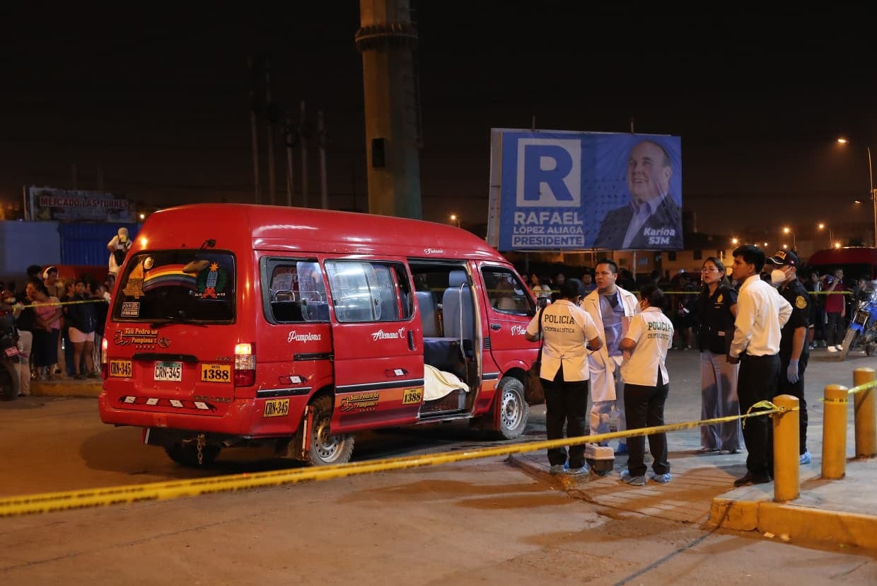 El conductor de una combi y dos personas más resultaron víctimas de un tiroteo en la avenida Iglesias con Avelino Cáceres; el joven conductor tenía 22 años. Fotos Jesús Saucedo /@photo.gec