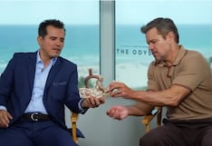 Matt Damon y John Leguizamo reciben caballitos de totora peruanos durante promoción de ’La Odisea’