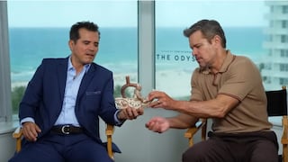 Matt Damon y John Leguizamo reciben caballitos de totora peruanos durante promoción de ’La Odisea’