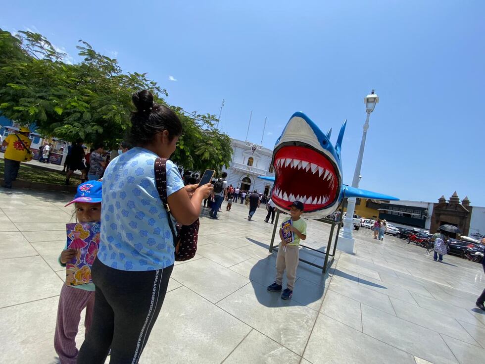Los niños también llegan hasta la Plaza de Armas de Trujillo para sacarse un recuerdo fotográfico con la escultura de tiburón. (Foto: Randy Reyes)