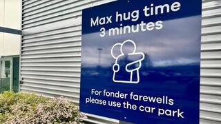 Aeropuerto de Nueva Zelanda impone límite de 3 minutos a los abrazos de despedida