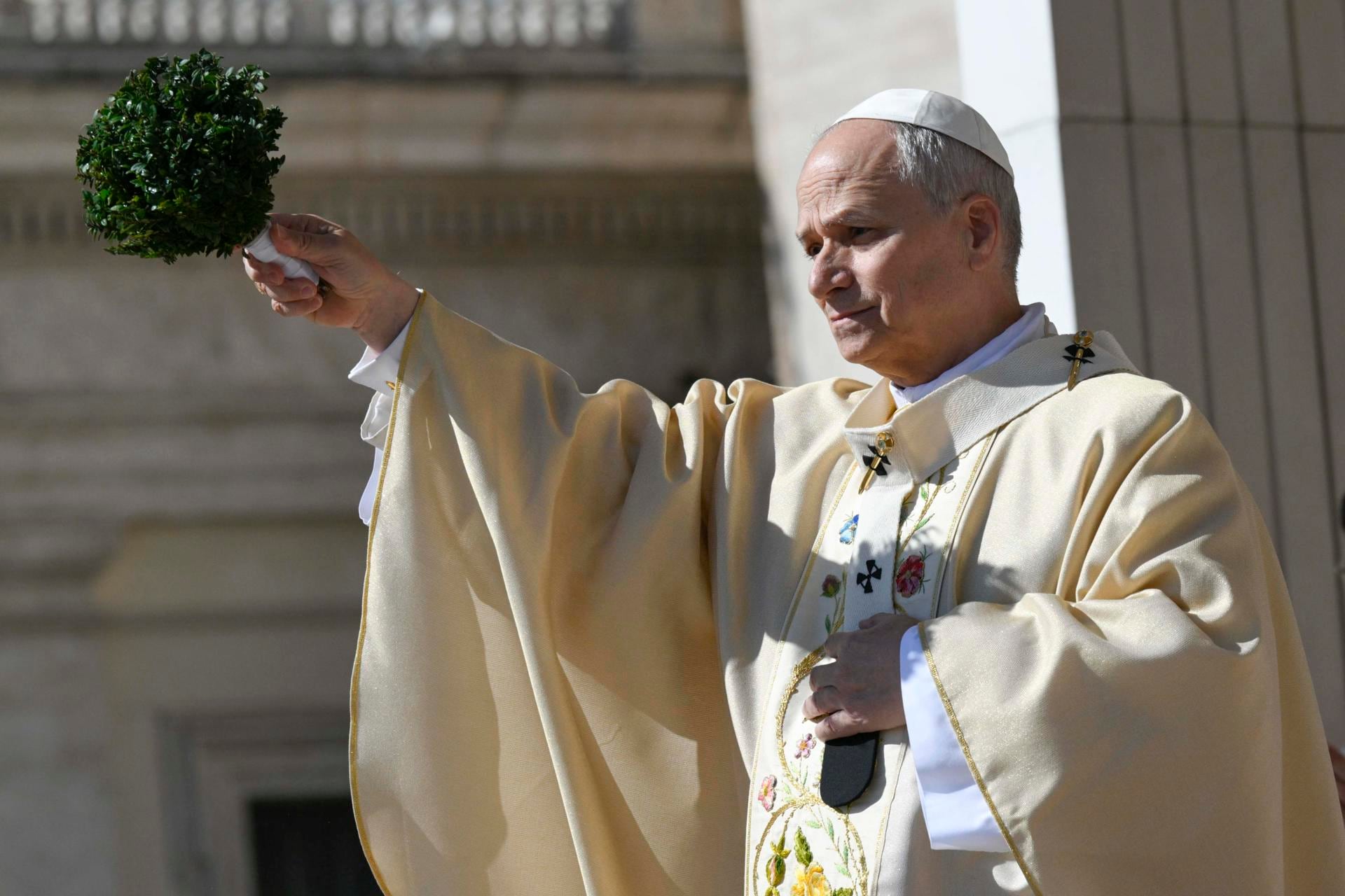 El pontífice utilizó el tradicional mensaje “Urbi et Orbi” para dirigirse a fieles de todo el mundo en una ceremonia que reunió a miles en la plaza de San Pedro. (Foto: EFE)
