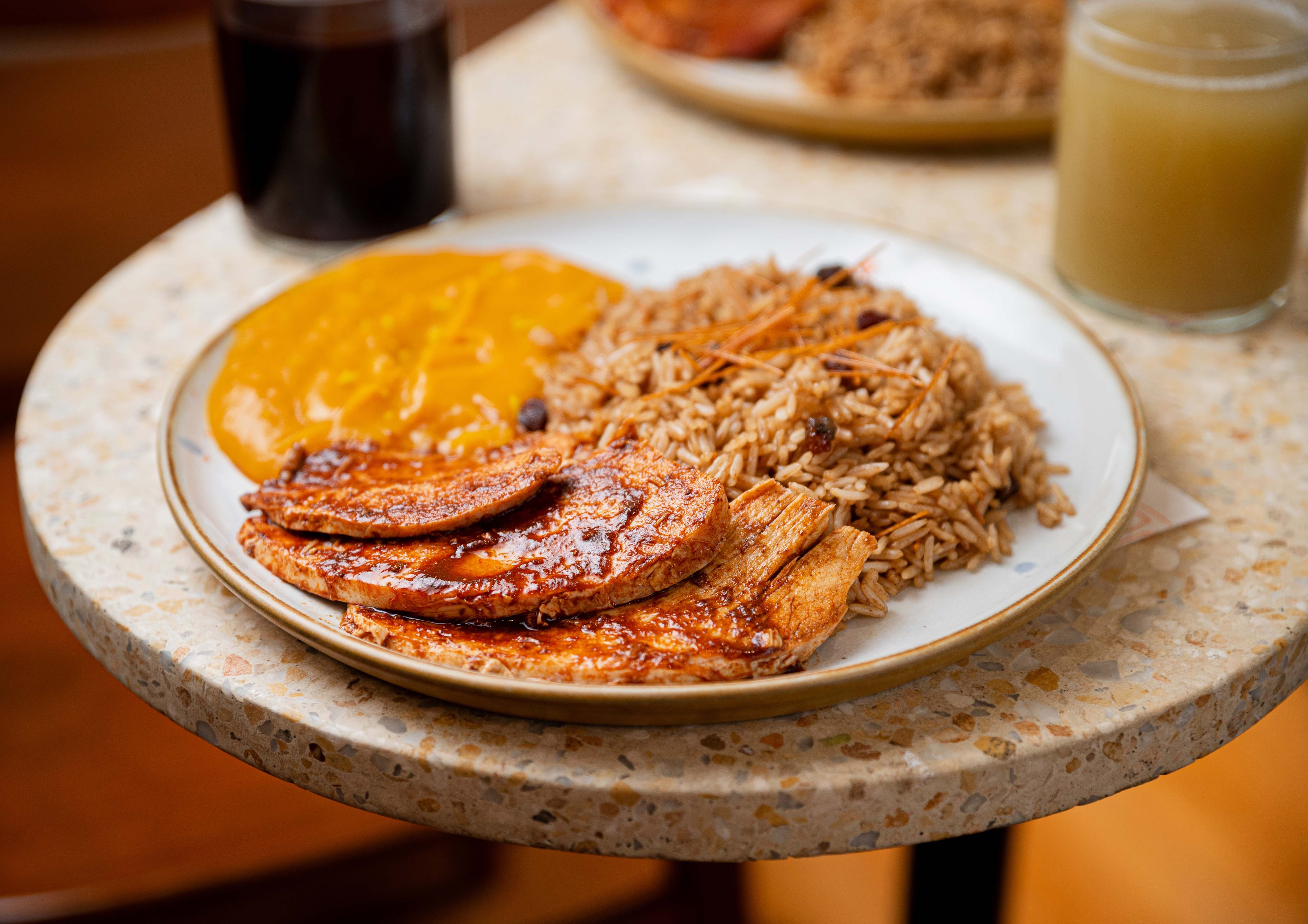 Restaurante ofrece su nueva propuesta navideña, con platos tradicionales, postres de temporada y bebidas especiales durante toda la campaña 2025.