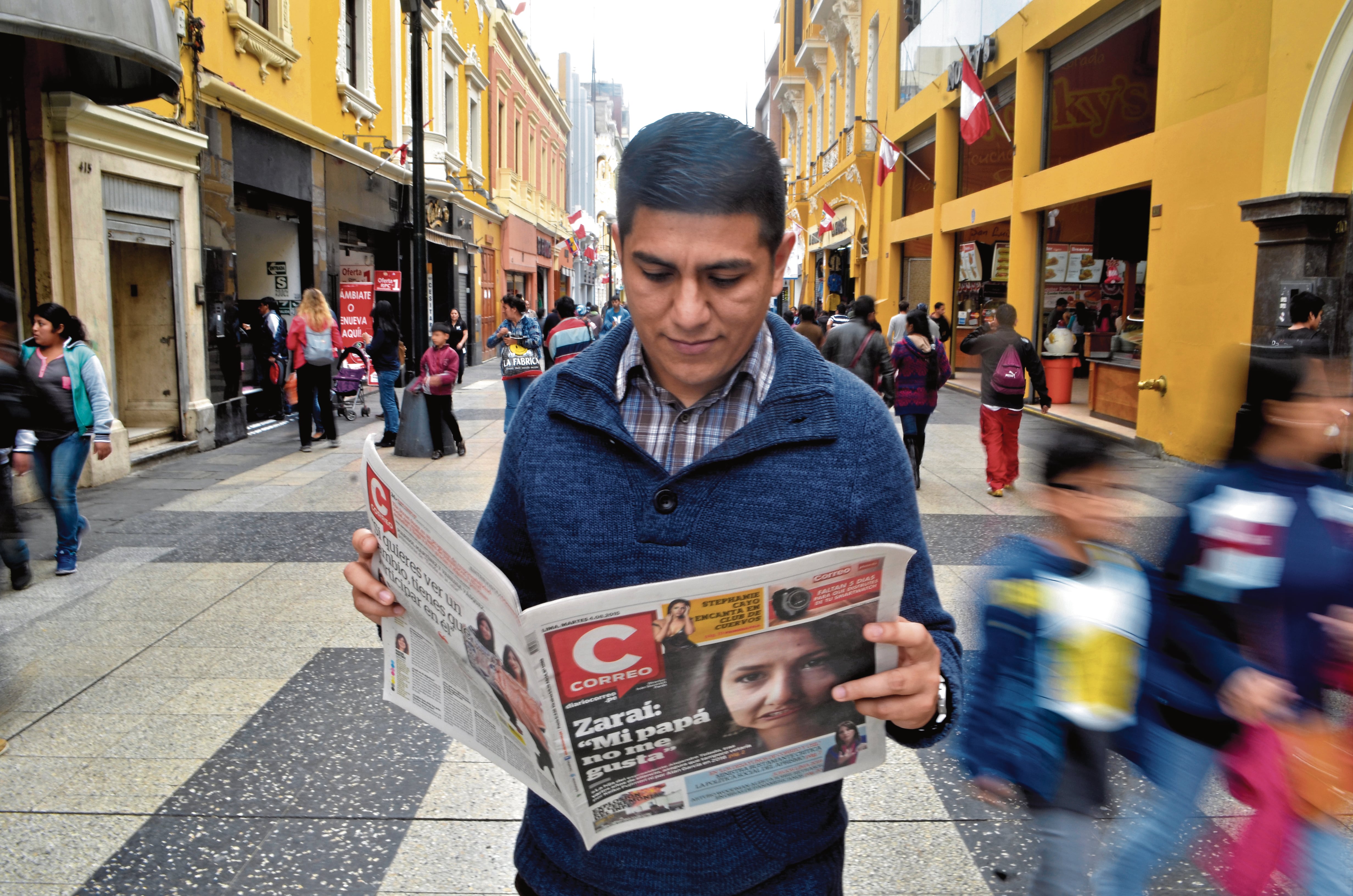 Lectores de correo con el nuedo diseño de Diario Correo FOTOS EPENSA