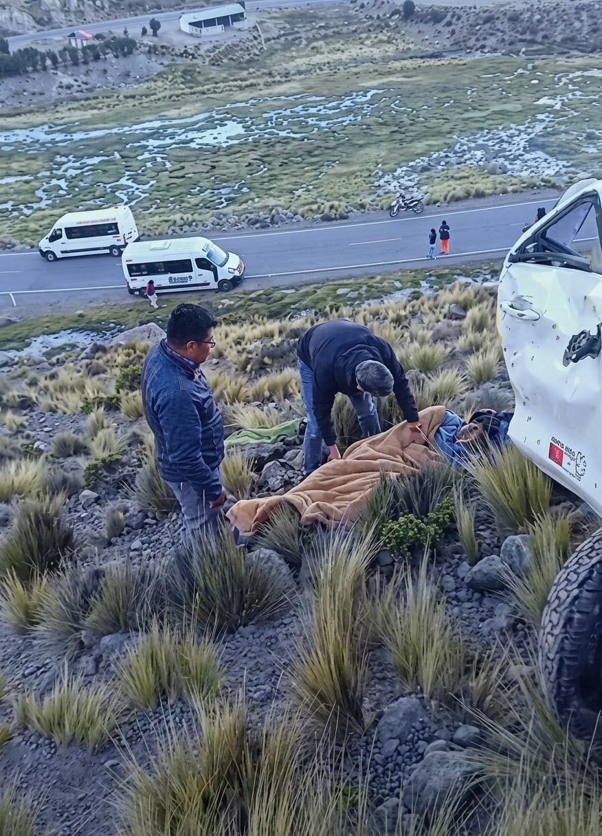 Camioneta cae a barranco de 100 metros en Chivay por esquivar a un animal en la carretera. Foto: Composición GEC.