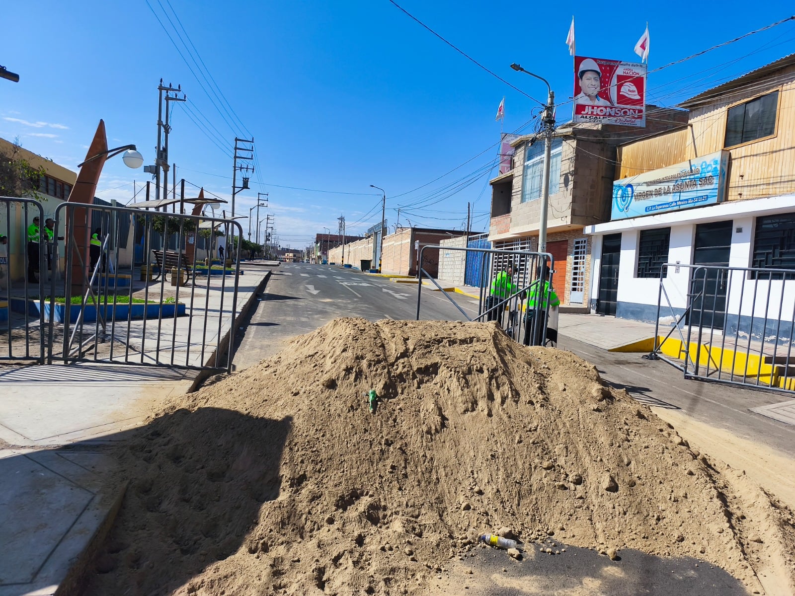 Pobladores de calles Luther King y México se quejan por descarga de material e instalación de rejas. (Foto: Difusión)