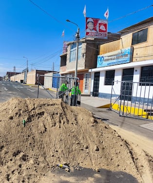 Pobladores de calles Luther King y México se quejan por descarga de material e instalación de rejas. (Foto: Difusión)
