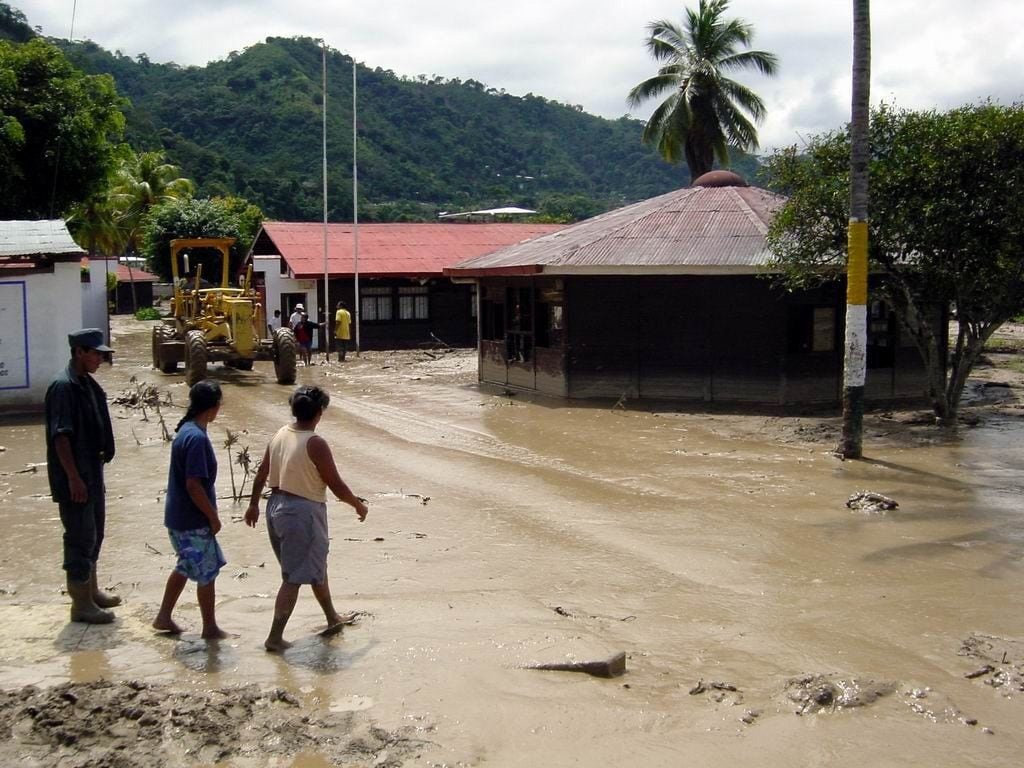 CHANCHAMAYO, 26 DE AGOSTO DEL 2003
INTENSAS LLUVIAS CAUSAN EL DESBORDE EL RIO GAROU Y AFECTA A LOS POBLADORES DE CHANCHAMAYO CON LA INUNDACION DE LAS VIVIENDAS Y PLAZAS.
FOTO: RAUL MAYO / EL COMERCIO