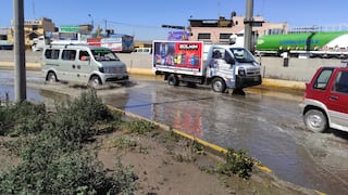 Por segundo día conductores se ven afectados por desborde de agua en la Variante de Uchumayo (VIDEO)