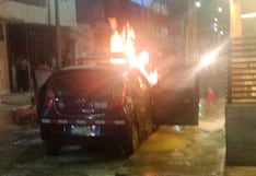 Trujillo: Automóvil se incendia en plena vía pública (VIDEO)