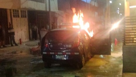 Trujillo: Automóvil se incendia en plena vía pública (VIDEO)