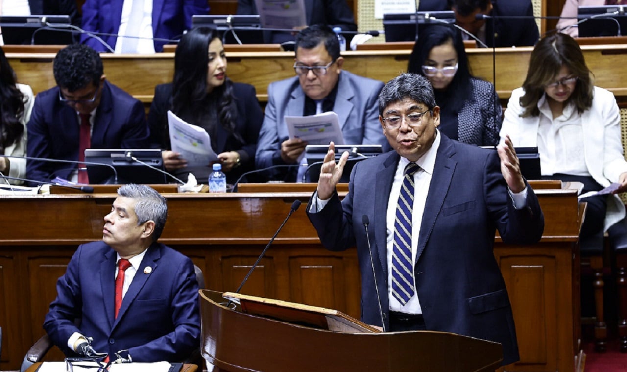 Ministro Elmer Cuba destacó el crecimiento de la inversión privada, la demanda interna y las medidas para fortalecer la recaudación tributaria. (Fotos: César Campos/@photo.gec - Flickr Congreso)