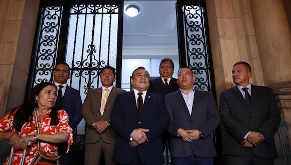 Primer ministro Gustavo Adrianzén se reunió con la bancada Acción Popular. Foto: PCM