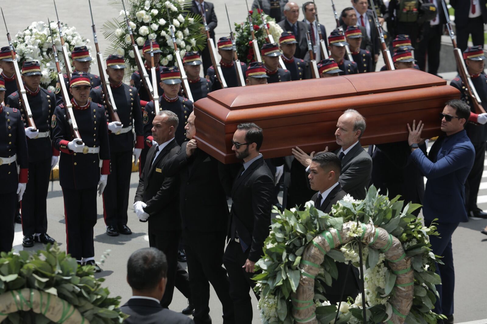 Los restos mortales de Guerra García fueron llevados al Congreso de la República para un velatorio abierto al público. (Fotos: Anthony Niño de Guzmán/@photo.gec)