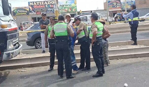 Policías detuvieron al conductor del camión. (Foto: GEC)