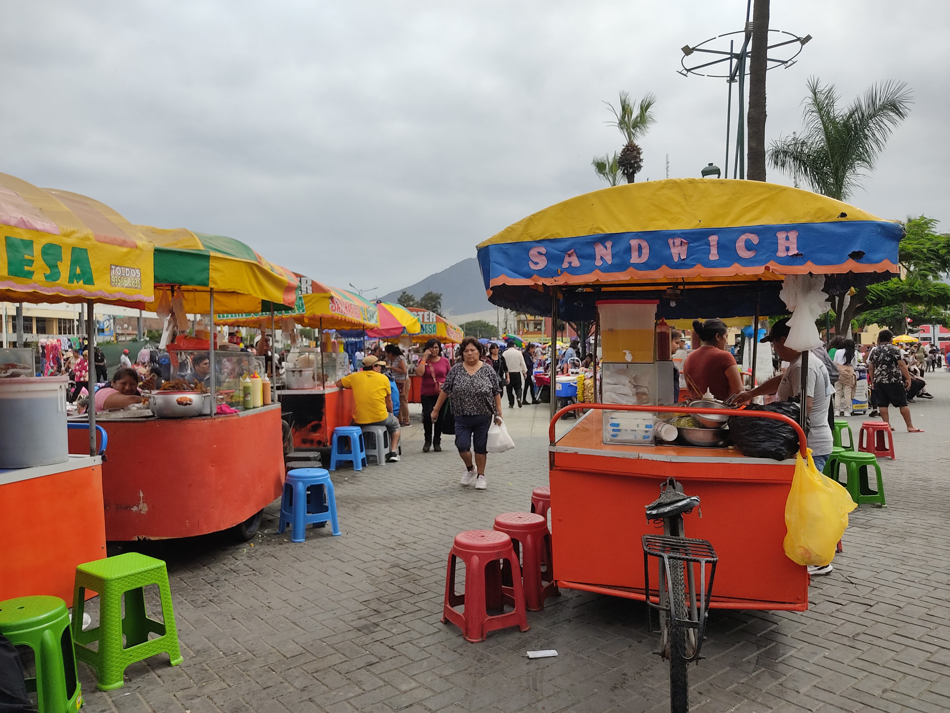 Carros de venta de comida fueron colocados en la plaza de armas afectando el ornato de la ciudad.
