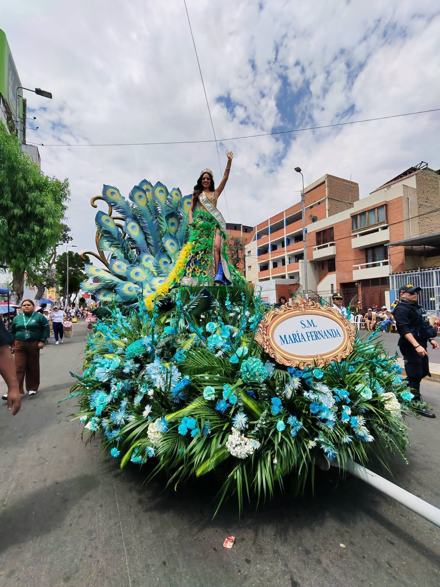 Carros alegóricos, reinas y bastoneras internacionales engalanan las calles trujillanas. (Foto: Ozono Televisión)