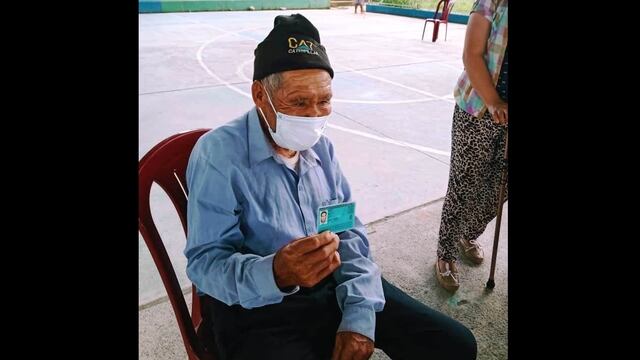 Anciano de 111 años recibe primera dosis de vacuna contra la COVID-19 en Madre de Dios