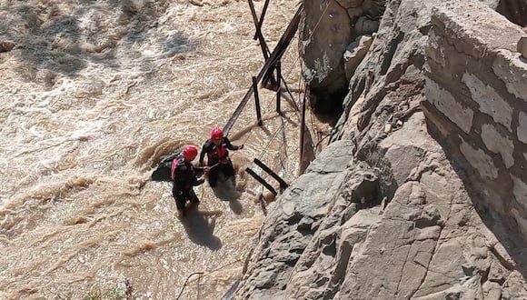 Policías buscan el cuerpo en el río Chili. Foto: GEC.