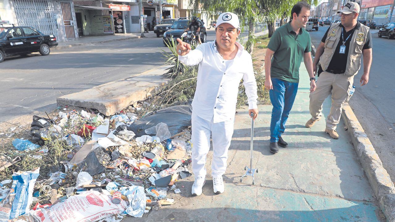 Ciudadanos y regidores denuncian ante el JNE que Arturo Fernández vulneró plazos para convocar a sesión de concejo y debatir su suspensión.