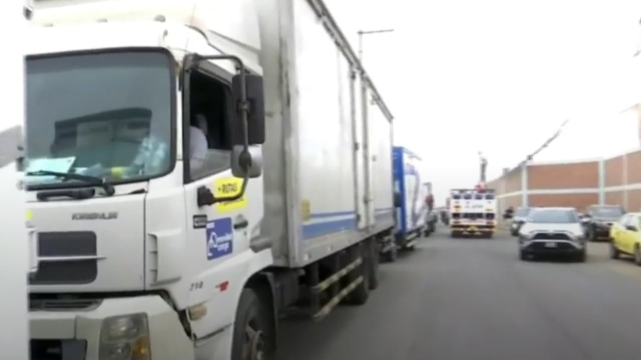 Lurín: más de 50 camiones con material electoral permanecen varados afuera de sede de la ONPE. Foto: RPP.