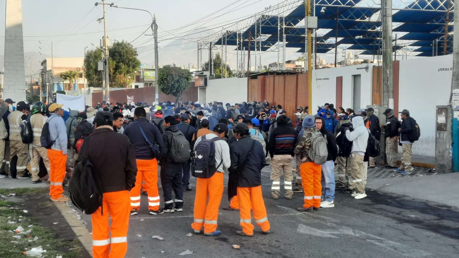 Obreros de construcción civil frente a la sede del Gobierno Regional de Arequipa. Foto: GEC.