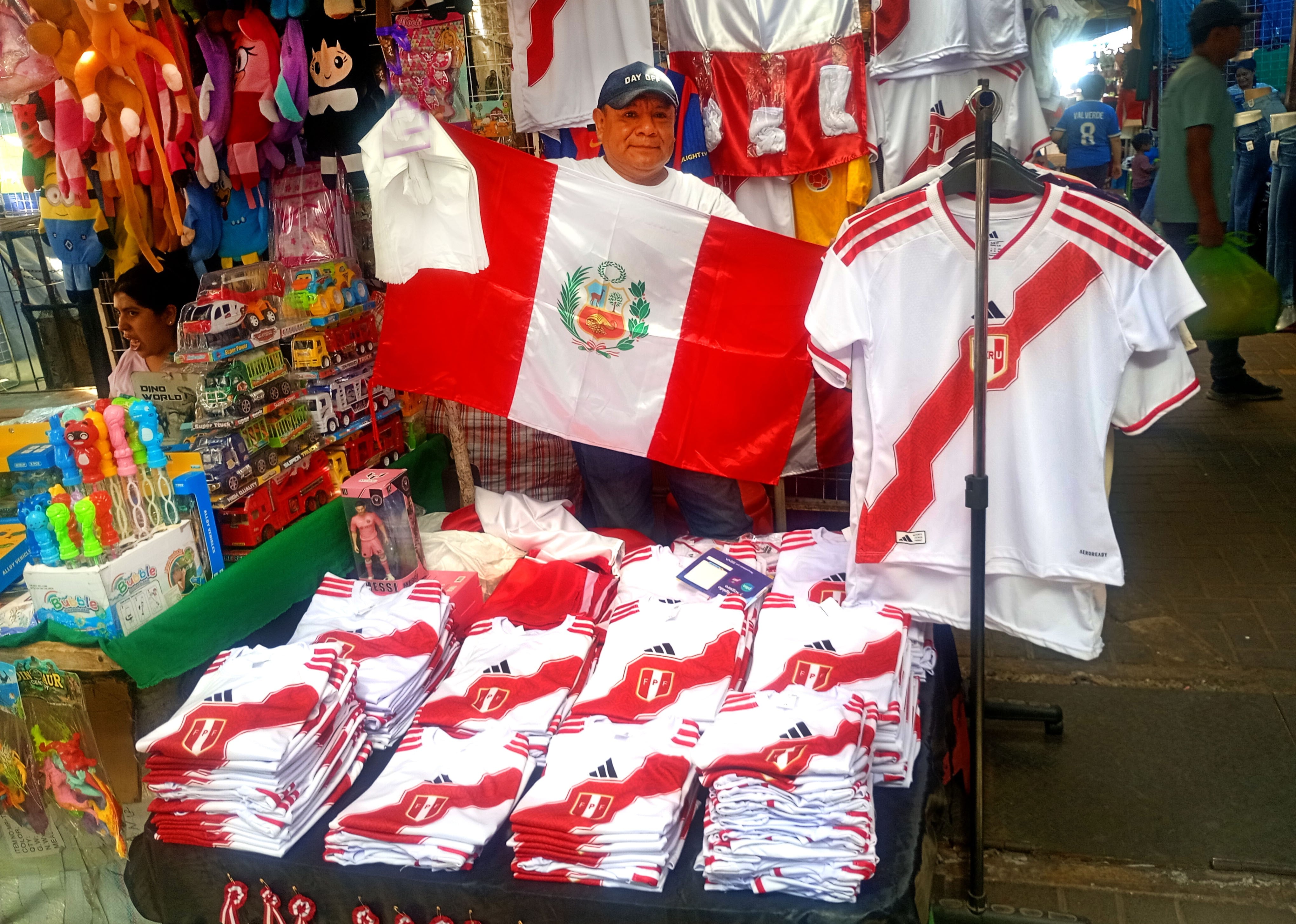 Venta de pendones y hasta polos de la selección, para celebrar las Fiestas Patrias.