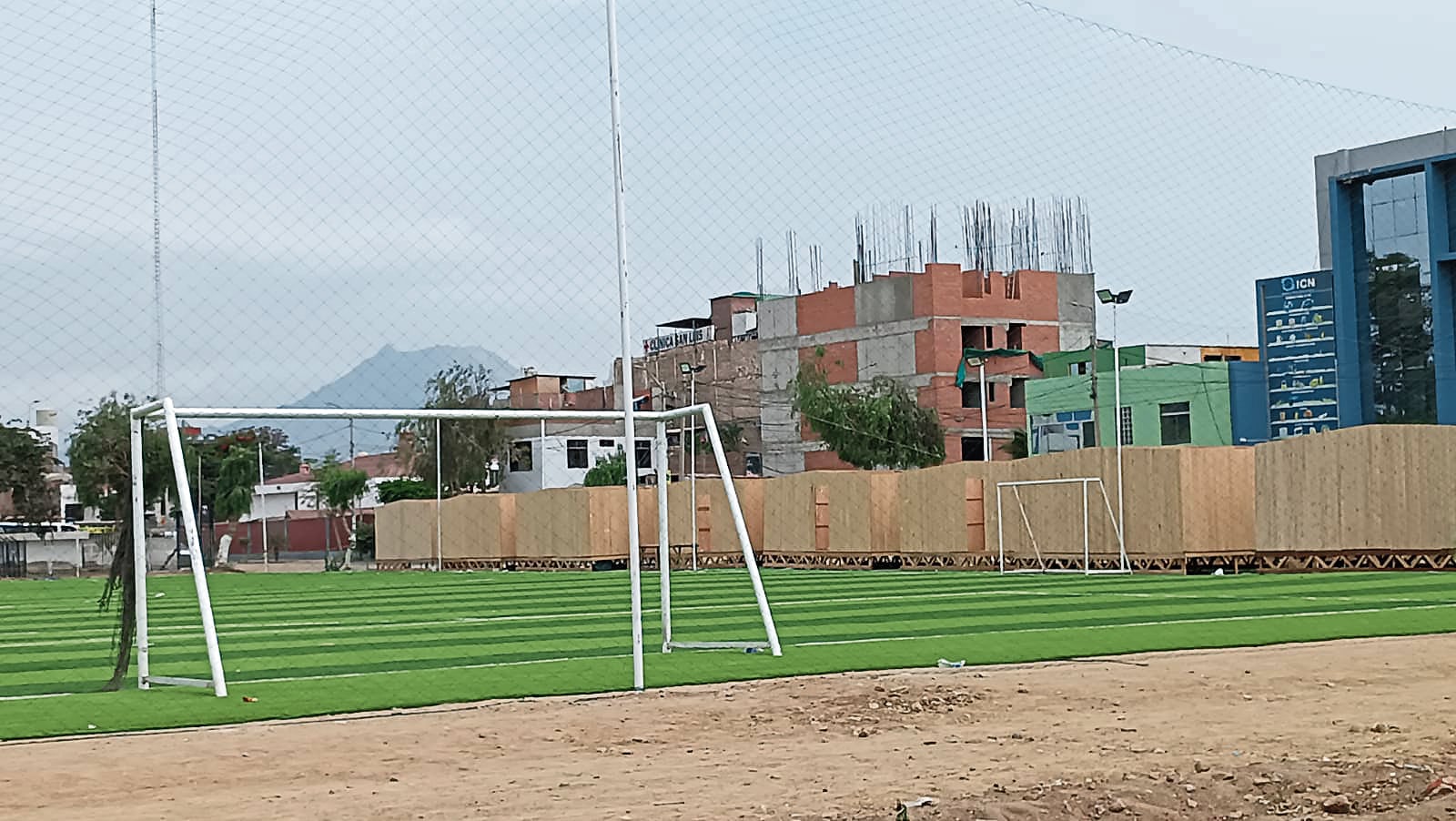 El subgerente de Juventud de la MPT, Andree Gallo, denunció presunta irregularidad en construcción de 10 casas prefabricadas en campo deportivo de Casa de la Juventud. Contrato fue directo y se hizo sin planificación.