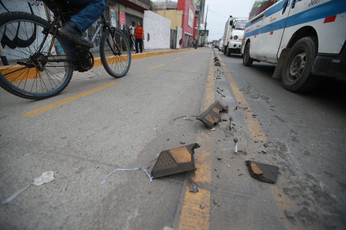LIMA, JUEVES 25 DE MAYO DEL 2023
CICLOVIAS ELIMINADAS.
: En los primeros meses de este ao los ciclistas han reportado que varias ciclovas que haba en Lima han ido desapareciendo, mientras que otras se han dado al abandono, lucen descuidadas y mal sealizadas. Esta situacin parece que se ha normalizado.
FOTOS: ALESSANDRO CURRARINO / EL COMERCIO