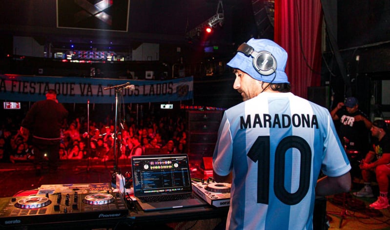 La propuesta nacida en Argentina volverá a presentarse en Lima como parte de su gira internacional 2026. El evento combinará música, cultura popular y referencias al fútbol argentino en una noche programada en Barranco.