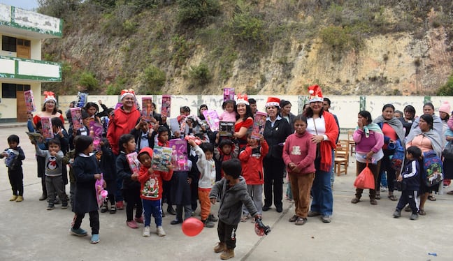 Periodistas de Huánuco comparten alegría con escolares de Huiyan