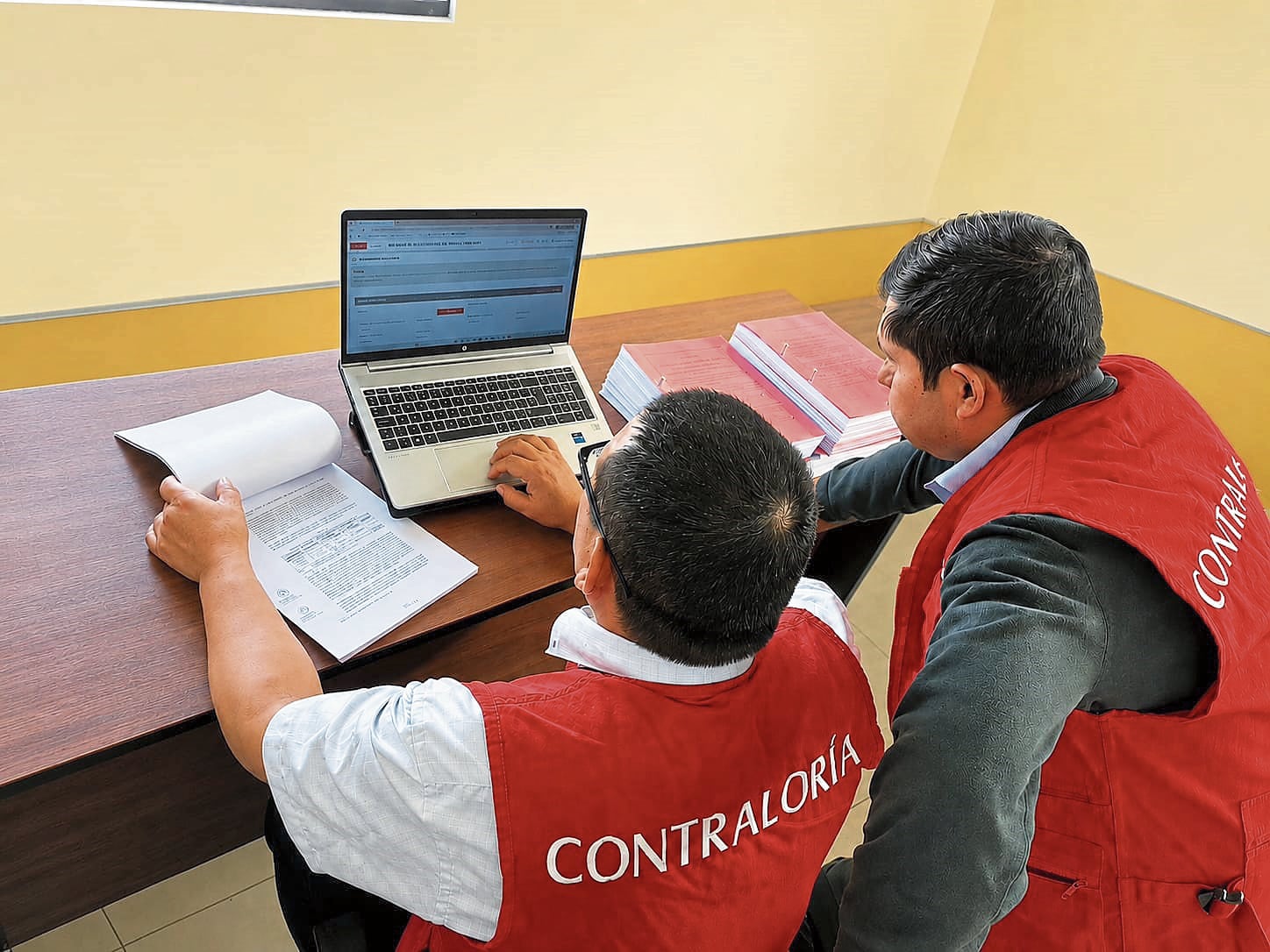 Un informe de la Contraloría revela que ocasionaron un perjuicio económico de S/ 127 mil por contratar de forma simultánea con otras entidades.