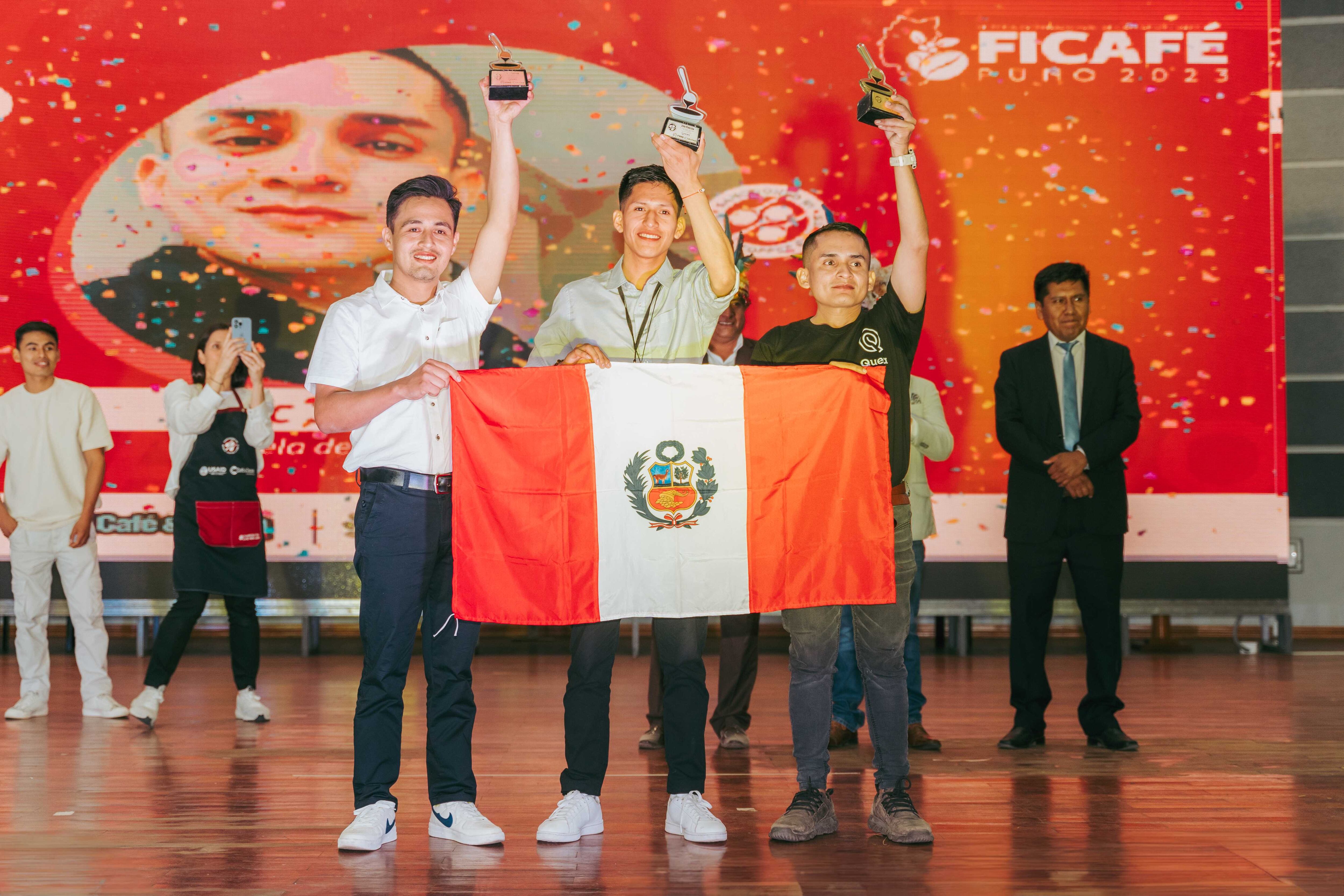 De derecha a izquierda. Eric Jara Dávila (primer puesto), Jhon Jiménez Ramírez (segundo puesto) y Joimer Eli Vargas Coronel (tercer puesto) del VI Campeonato Nacional de Catadores.