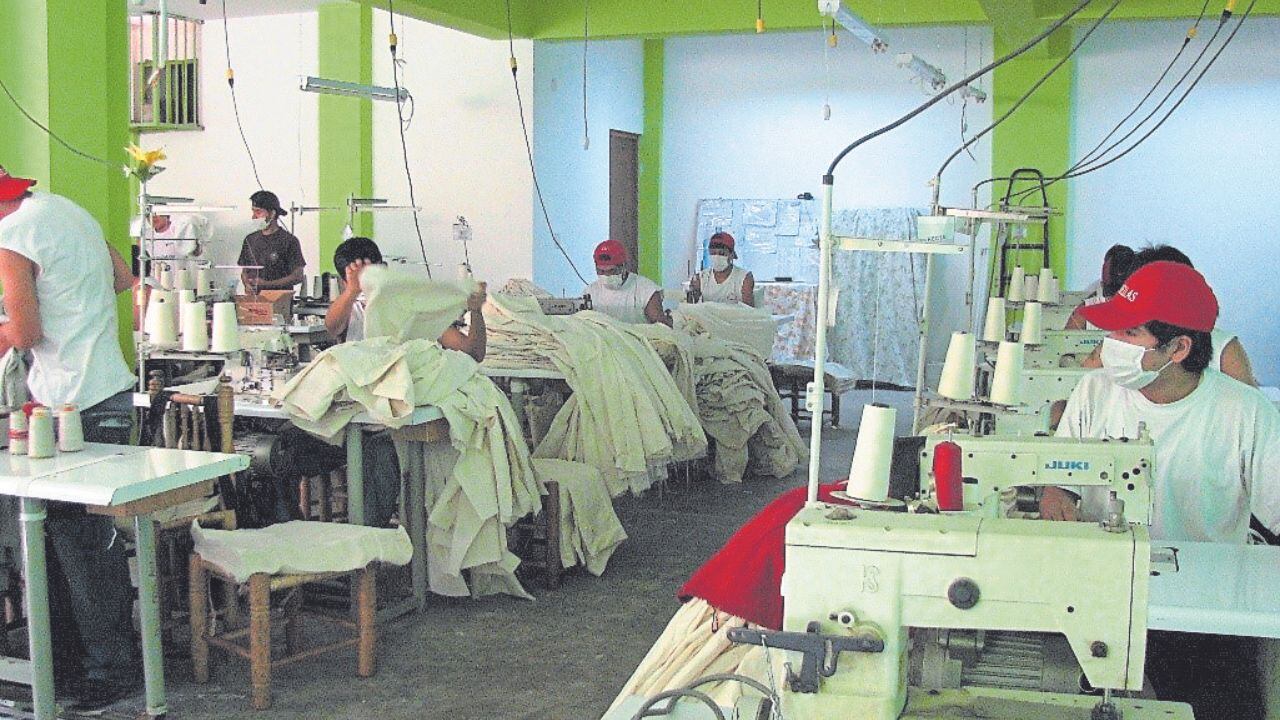 Decano del Colegio de Economistas, Francisco Huerta, señala que la “situación laboral es precaria”, pues el 74% de la PEA es informal, gana bajos sueldos y no tiene beneficios. En cuanto al turismo, cada vez llegan menos visitantes a los sitios arqueológicos y en los hospedajes se registra poca afluencia de extranjeros.