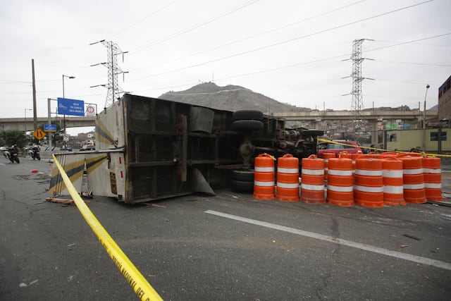 Camión se vuelca en la Vía de Evitamiento y provoca congestión vehicular en San Juan de Lurigancho