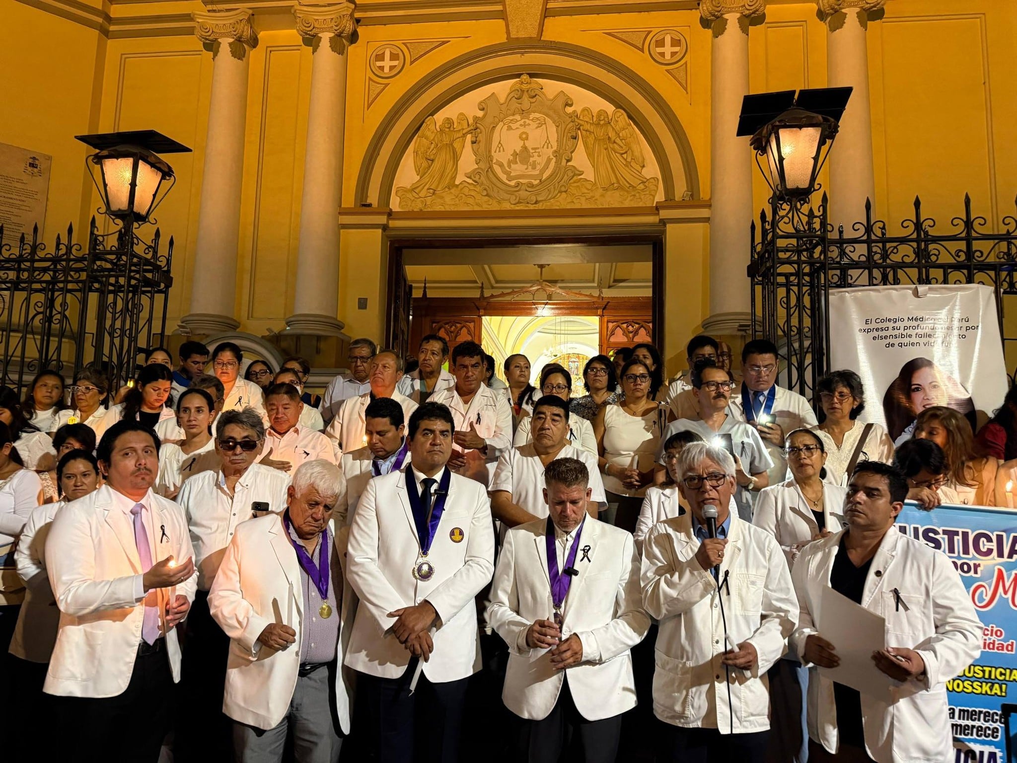 Vigilia en atrio de la Catedral de Piura
