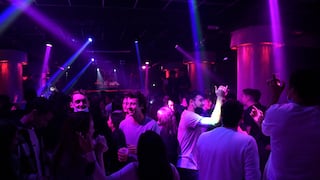 Cientos de jóvenes en la reapertura de las discotecas en Barcelona (FOTOS)