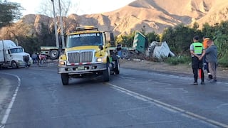 Nasca: tráiler se despista en “Curva Peligrosa” y restringió el tránsito en la Panamericana Sur
