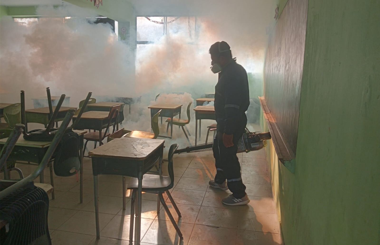 Fumigan colegios de la ciudad ante inicio del año escolar