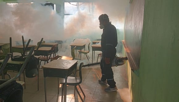 Fumigan colegios de la ciudad ante inicio del año escolar