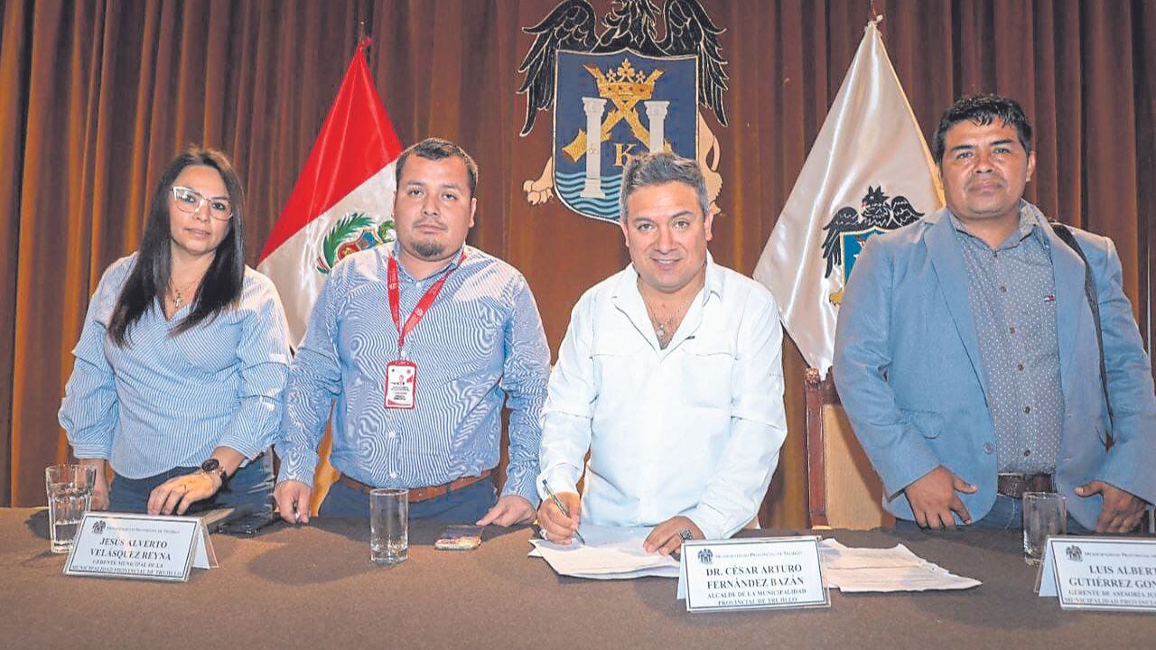 Gerente general deberá sustentar su perfil y explicar por qué renuncian los funcionarios. Segat y Pamt rendirán cuentas por permitir que se pinte municipio y árboles de la plaza.