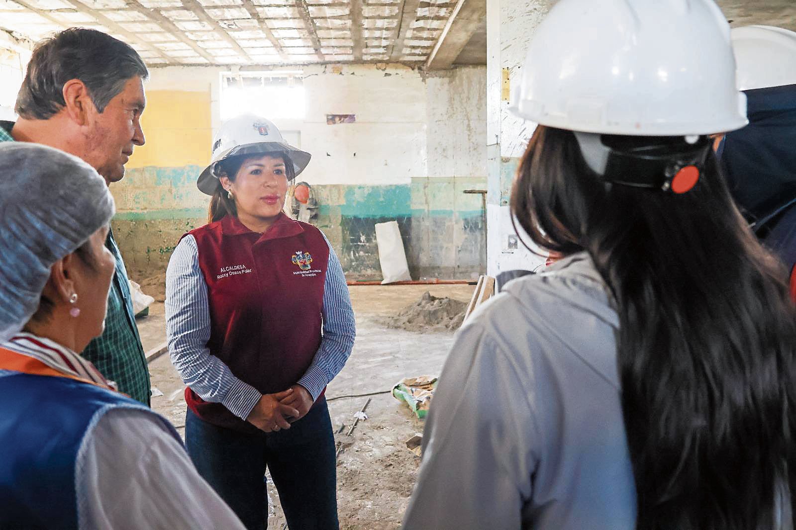 Alcaldesa Ruccy Oscco visita obras en ejecución